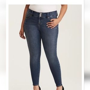 TORRID PREMIUM ULTIMATE STRETCH JEGGINGS - MEDIUM WASH WITH FADING